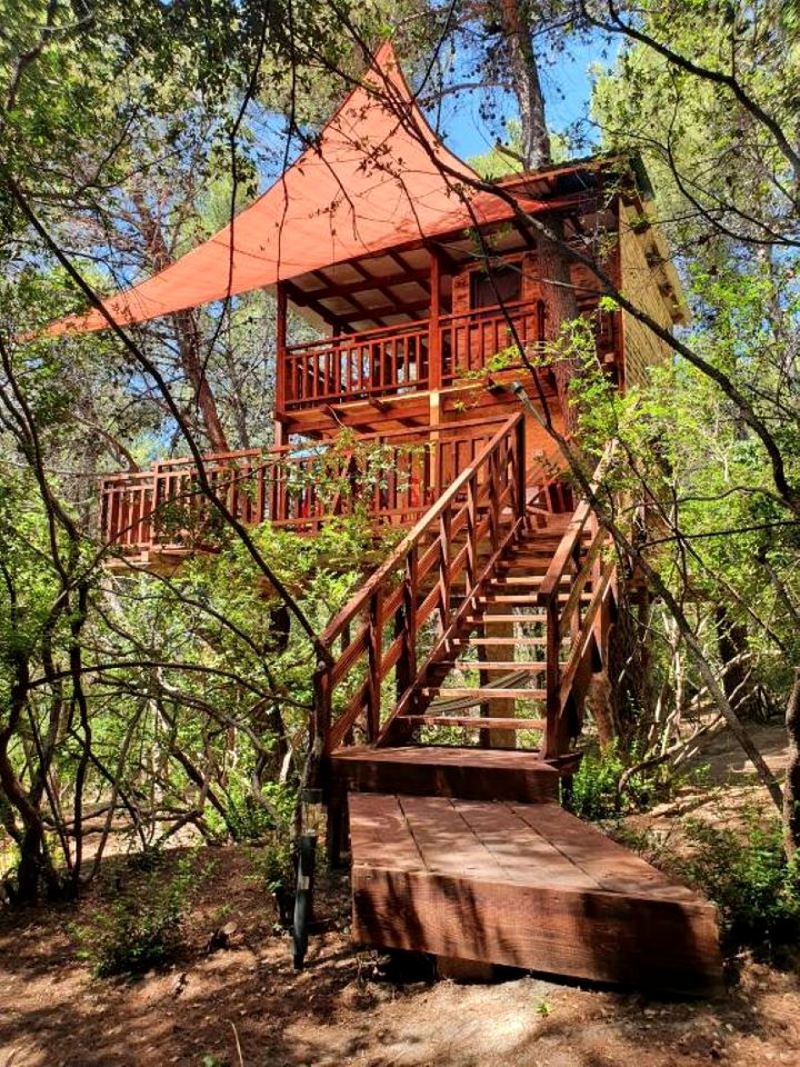 Off-Grid Romantic Tree House Near the Coast in Croatia