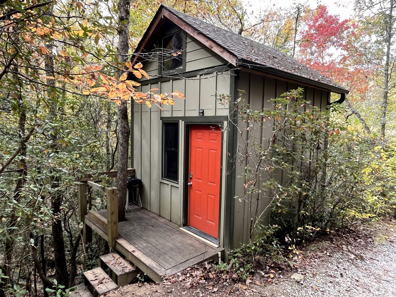 Glamping Treehouse Nestled by the Chestatee River, Perfect for Families or Friends Seeking adventure and Relaxation in Dahlonega, Georgia