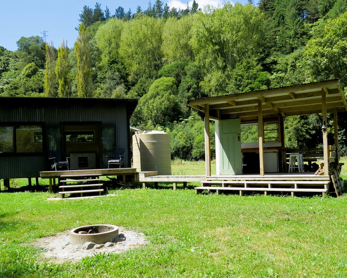 Riverside Cabin with Outdoor Kitchen Ideal for a Small Family Getaway in NZ