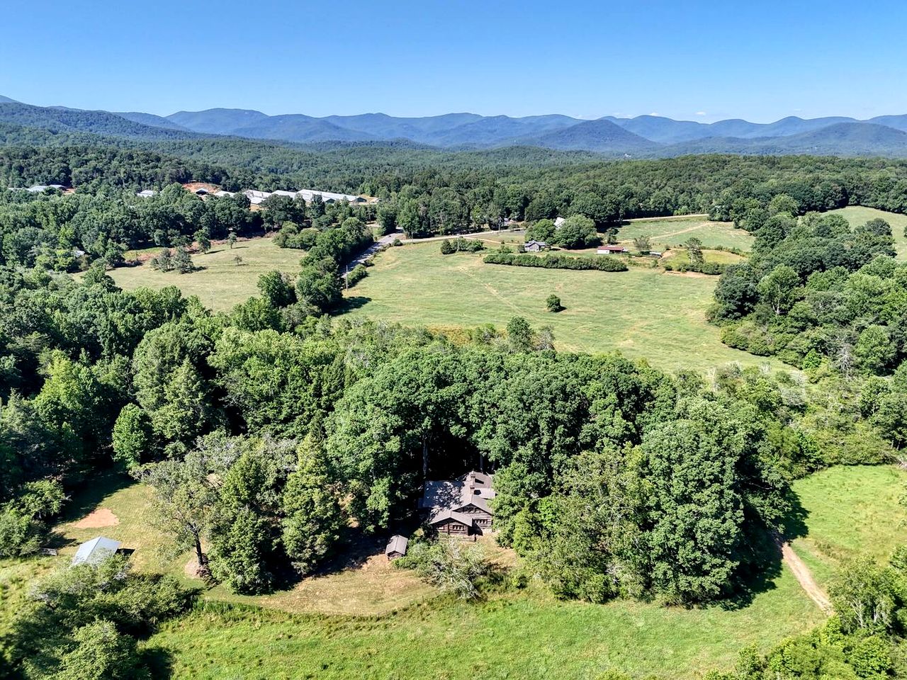 Newly Restored Cabin in Dahlonega, Georgia, Surrounded by Wineries and Cozy Nature