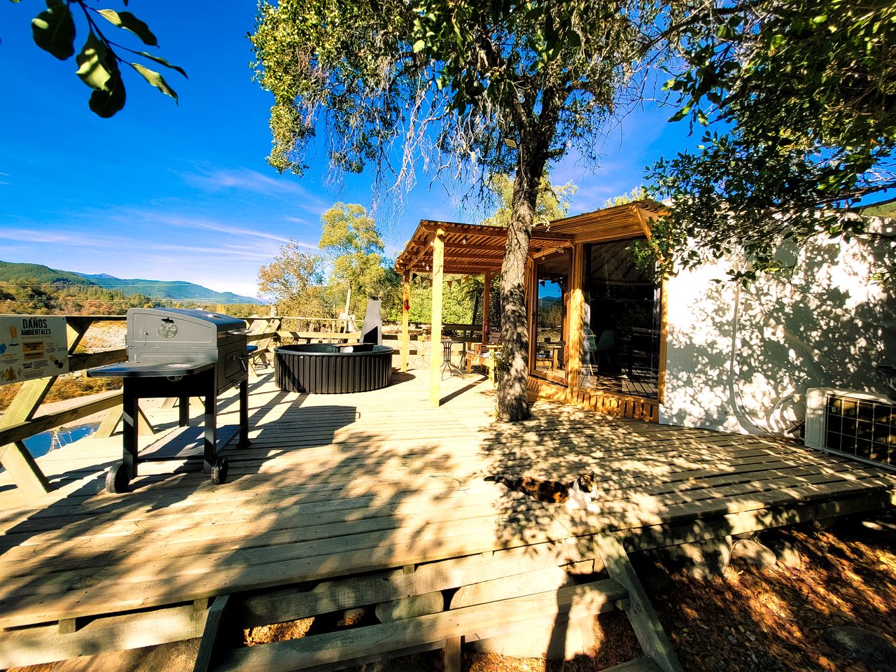 Pet-Friendly Romantic Yurt with Private Deck and Jacuzzi in Chile