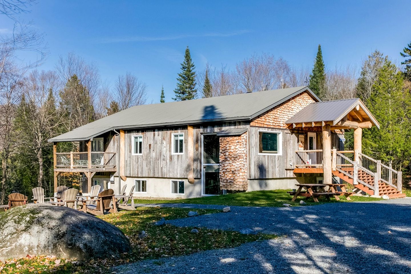 Spacious Lakefront Cottage Ideal for Big Groups in Morin-Heights, Quebec
