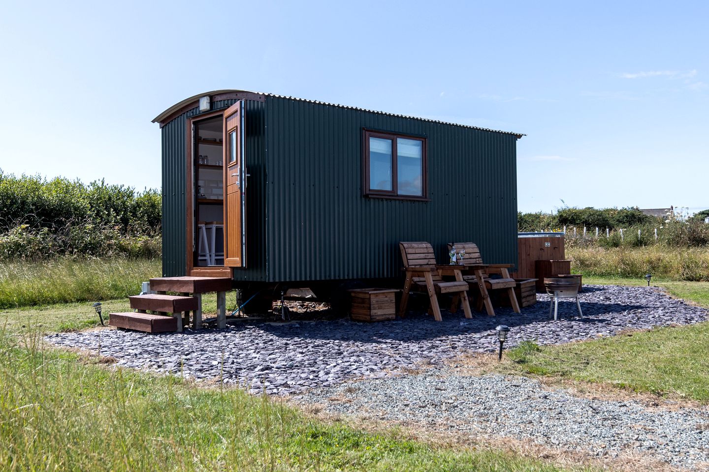 Chic Pet-Friendly Hut with Hot-Tub in Haverfordwest, Wales