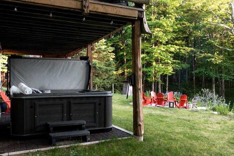 Cabins (Canada, Gooderham, Ontario)