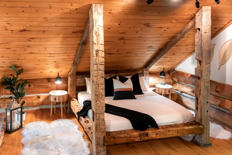 Cabins (Canada, Gooderham, Ontario)