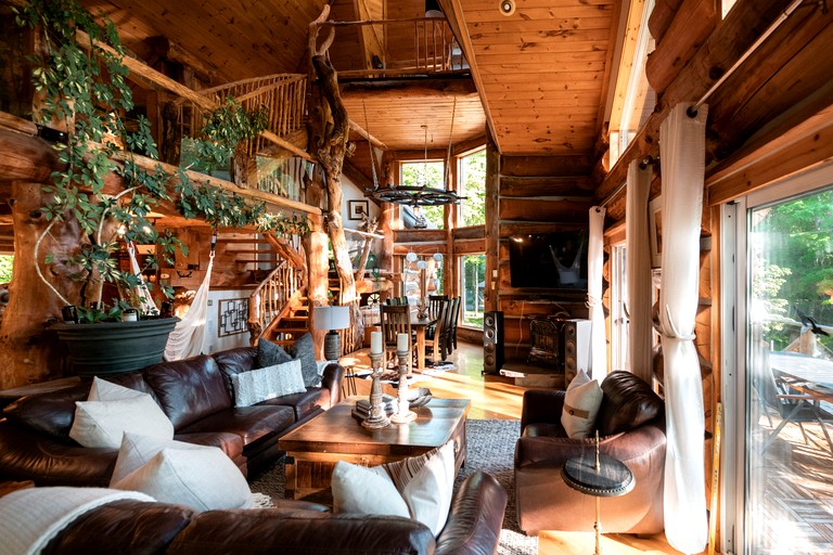 Cabins (Canada, Gooderham, Ontario)