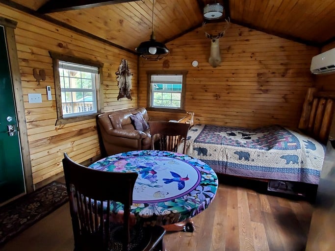 Cabins (United States of America, Liberty, Kentucky)