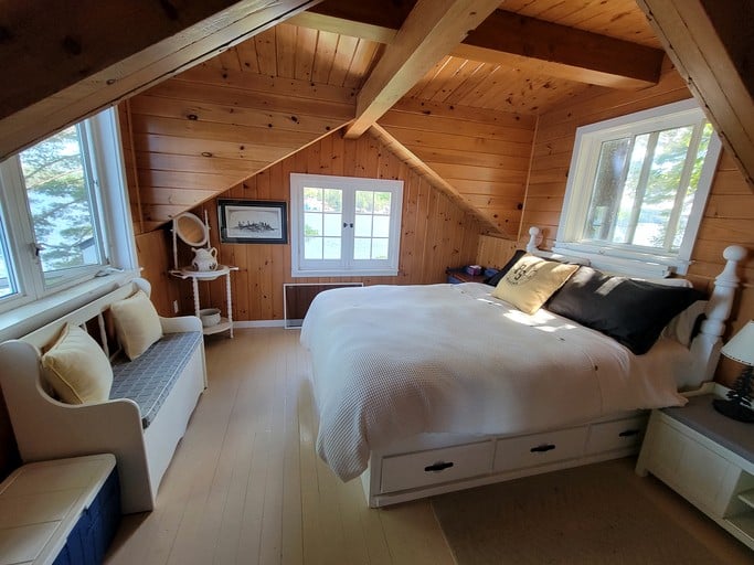 Tiny Houses (Canada, Huntsville, Ontario)