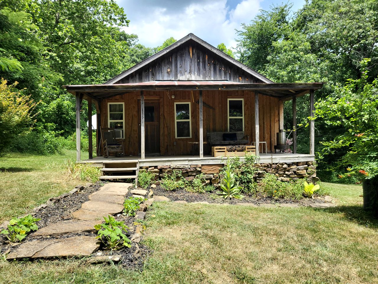 Historic Cabin Ideal for a Rustic Getaway in Compton, Arkansas