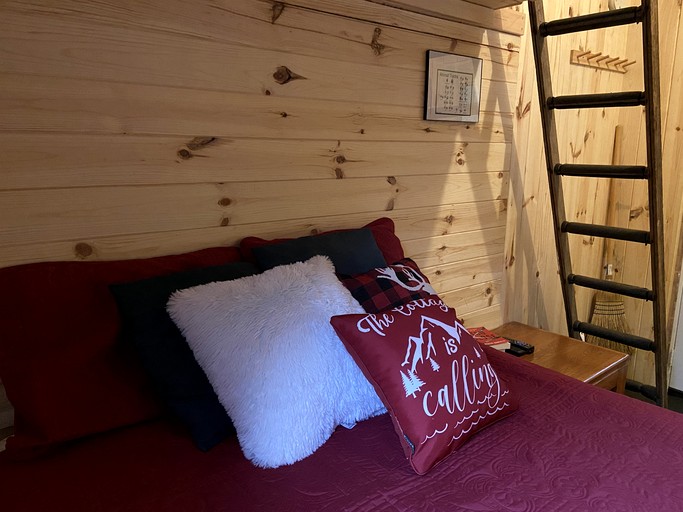 Cabins (Canada, Eganville, Ontario)