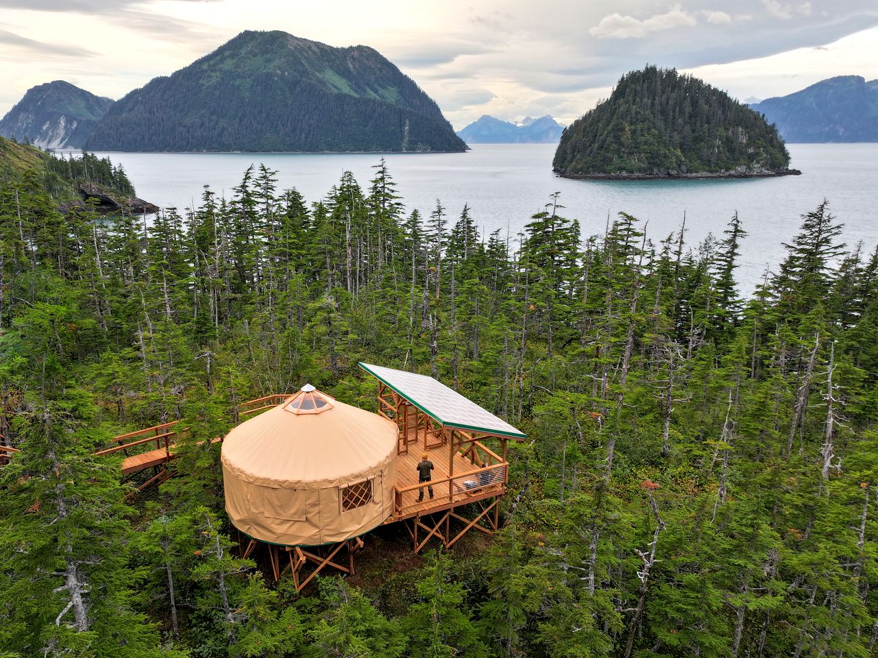 Oceantfront Yurt Ideal for Water Adventures and Hiking Trails in Alaska