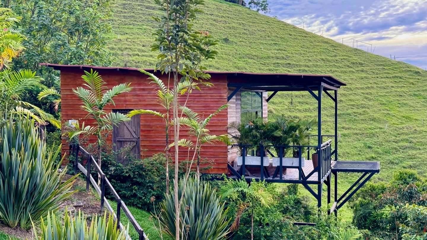 Off-Grid Tiny House with Outdoor Bath Ideal for Couples in Colombia