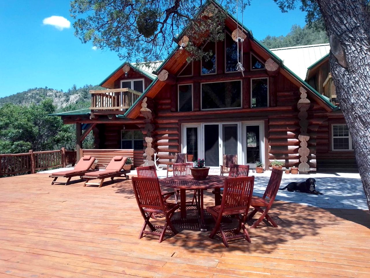 Amazing Cabin with Spacious Deck Ideal for Groups in Mexico