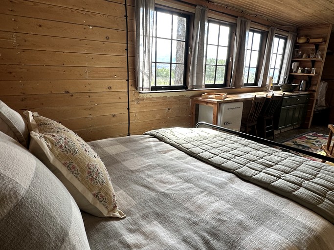 Cabins (Canada, Peachland, British Columbia)