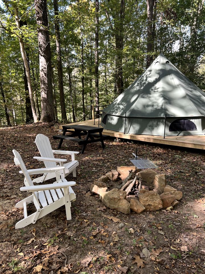 Spacious Equipped Bell Tent with Deck, Fire Pit and Picnic Space in Tennessee