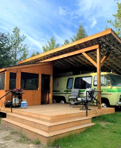 Caravans (Canada, Blackstock, Ontario)