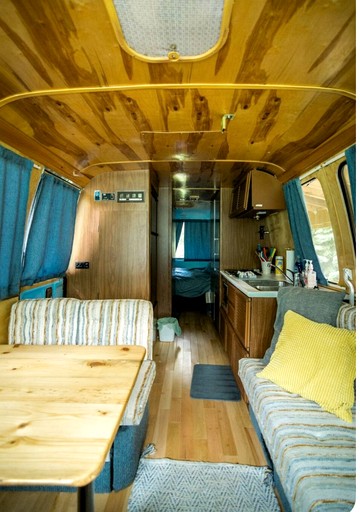 Caravans (Canada, Blackstock, Ontario)
