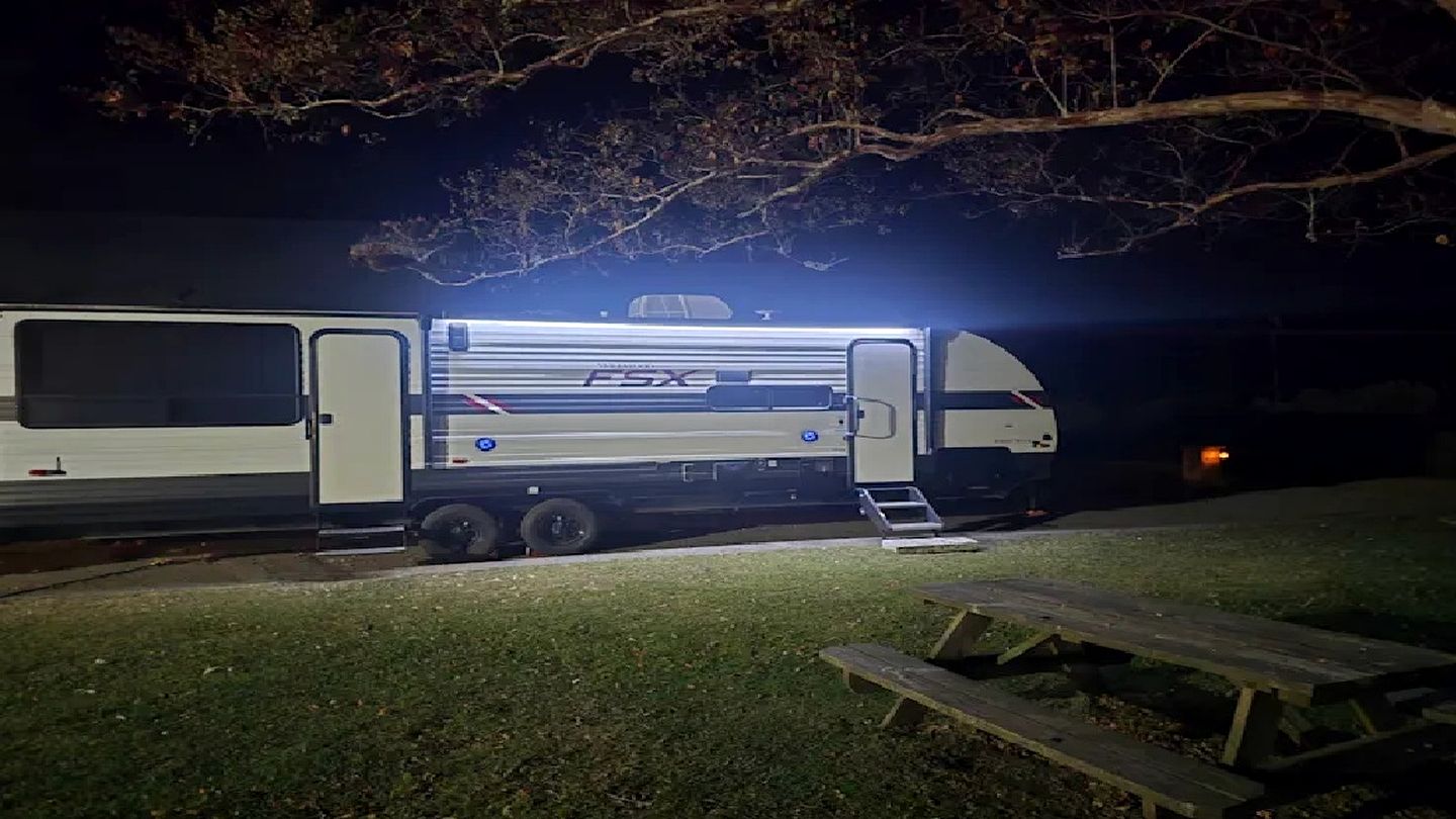 Cozy Equipped Camper With Picnic Space, Pool and BBQ in Virginia