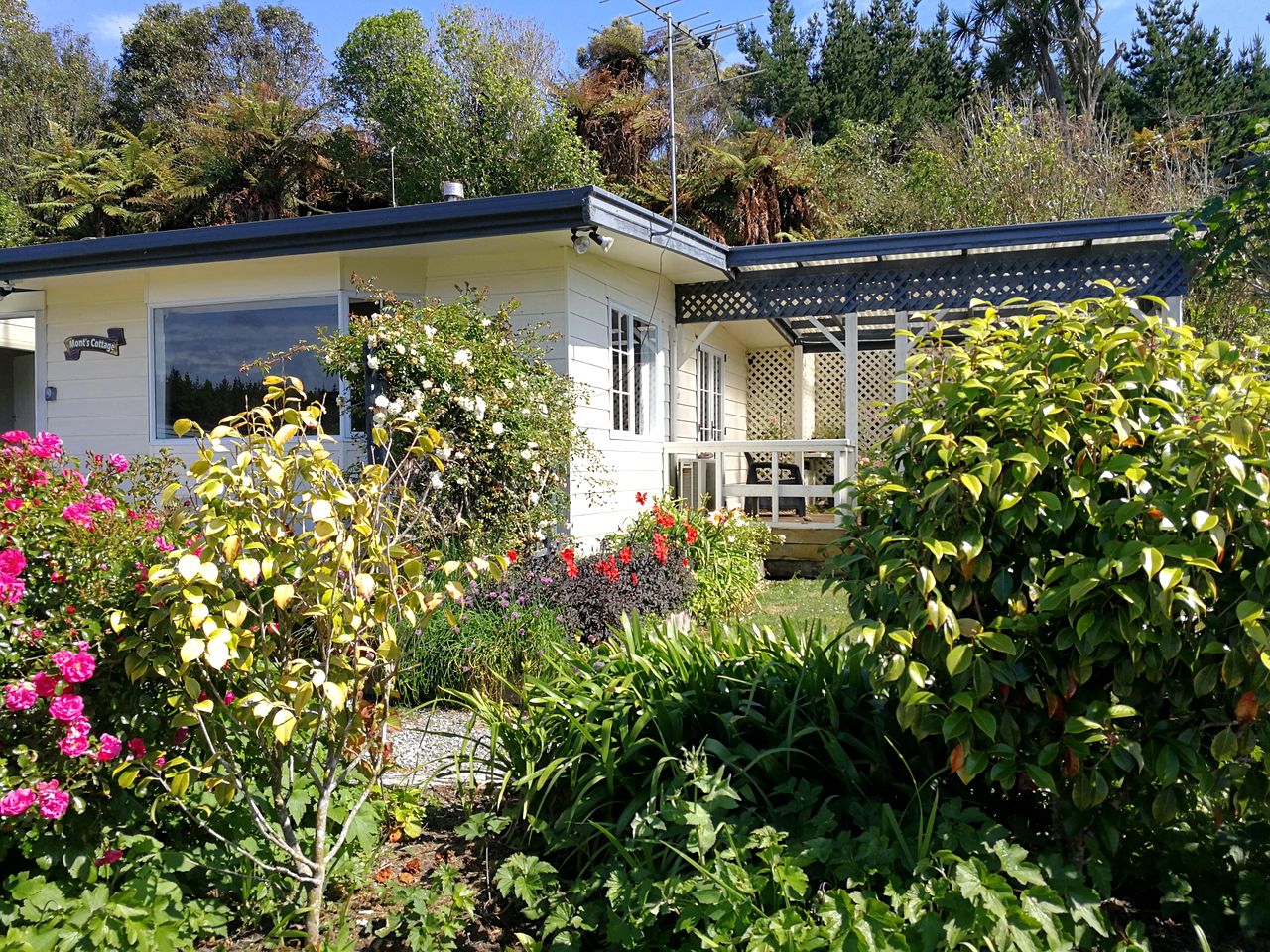 Cozy Private Cottage on a Farm with a Beautiful Patio for an Unforgettable Getaway in Hokitika, South Island