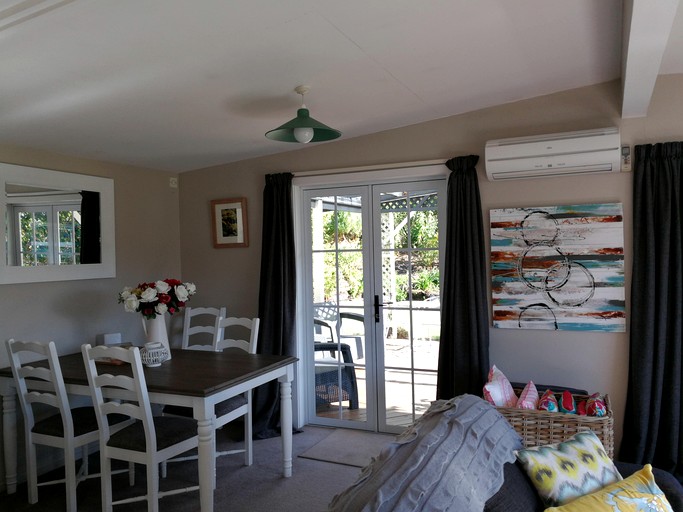 Cottages (New Zealand, Hokitika, South Island)