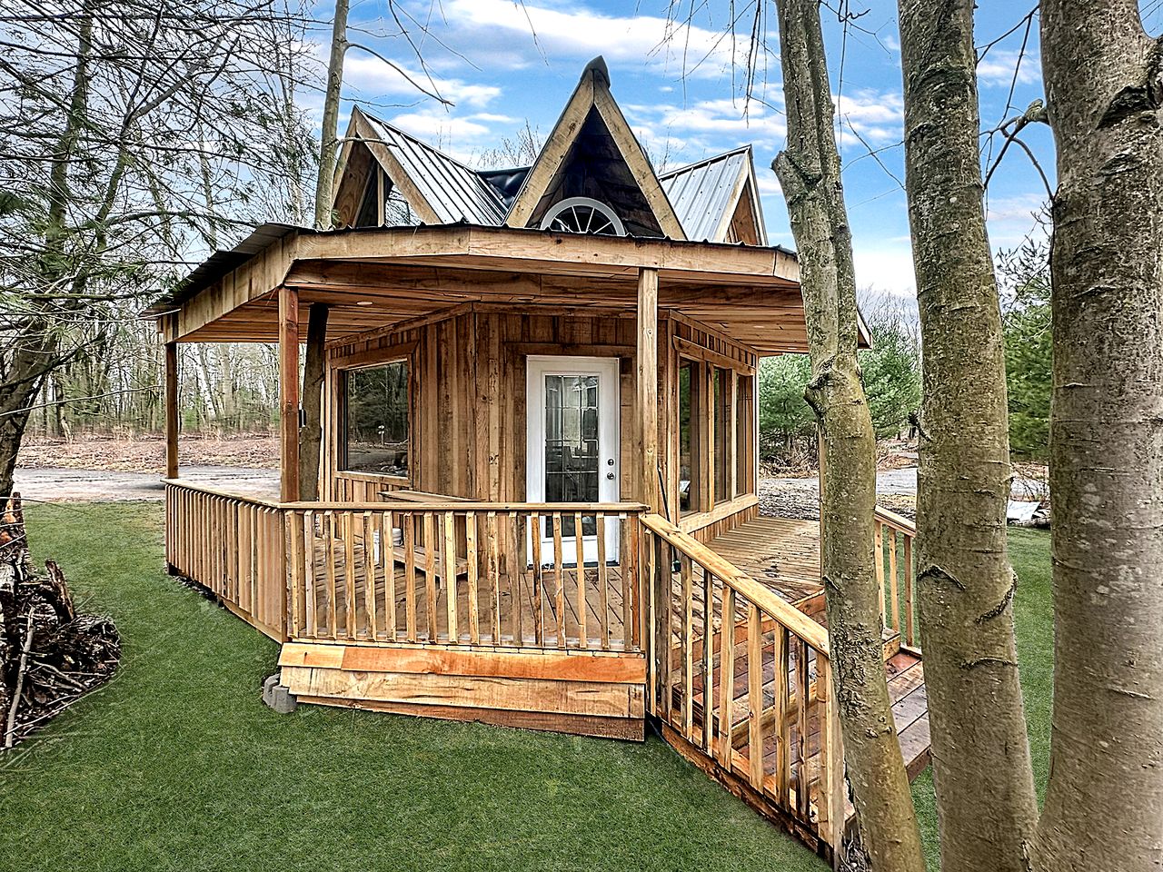 Cabins (Canada, Simcoe, Ontario)