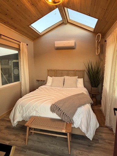Delightful Cozy Cabin for a Serene Couples Retreat in Joshua Tree, California | Cabins (Joshua Tree, California, United States of America)