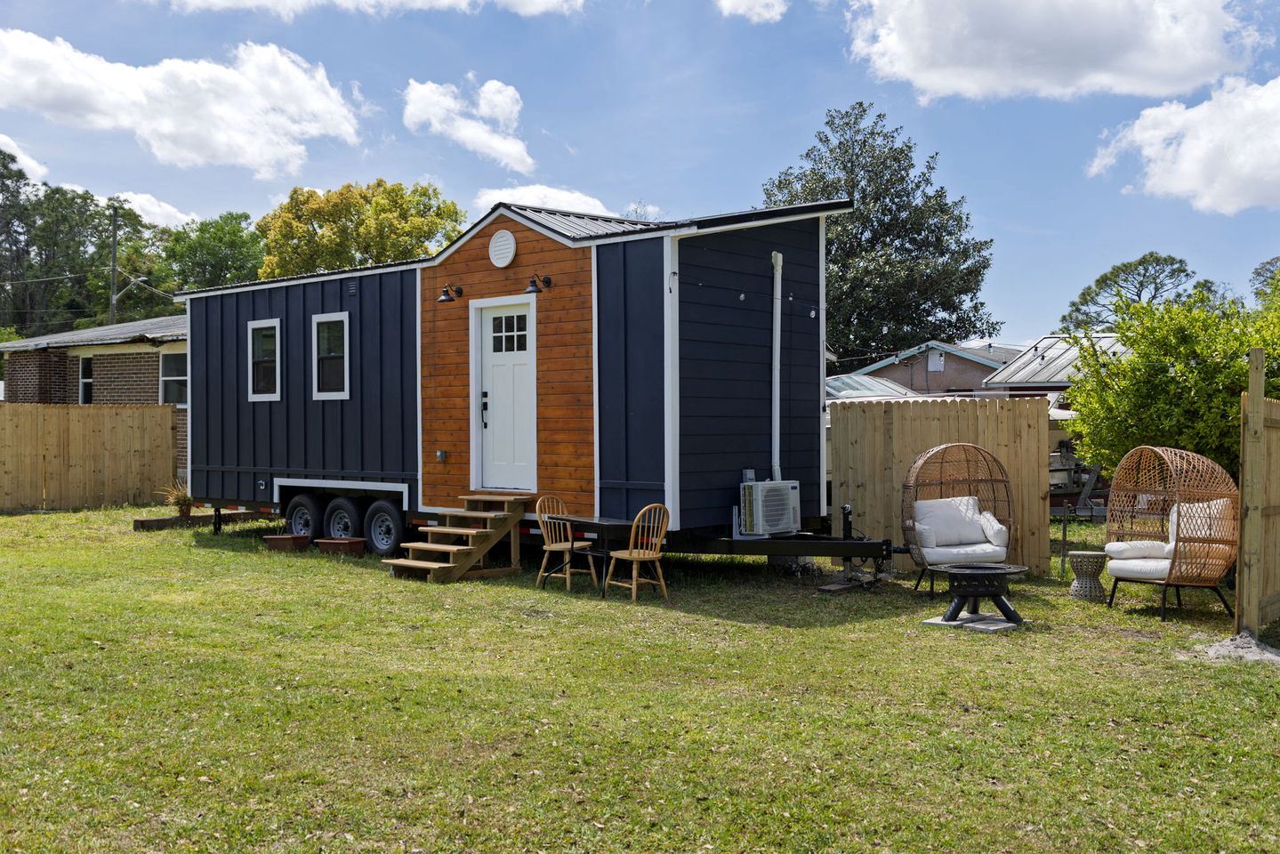 Charming Tiny House Next to Pond in Jacksonville, Florida