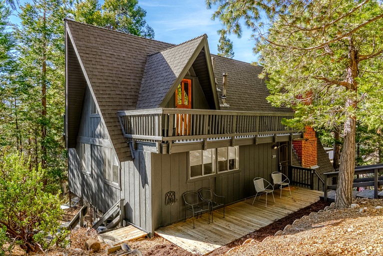Incredible Modern A-Frame Cabin with Beautiful Deck Surrounded by Trees for an Unforgettable Unique Getaway in Nature in Lake Arrowhed, California