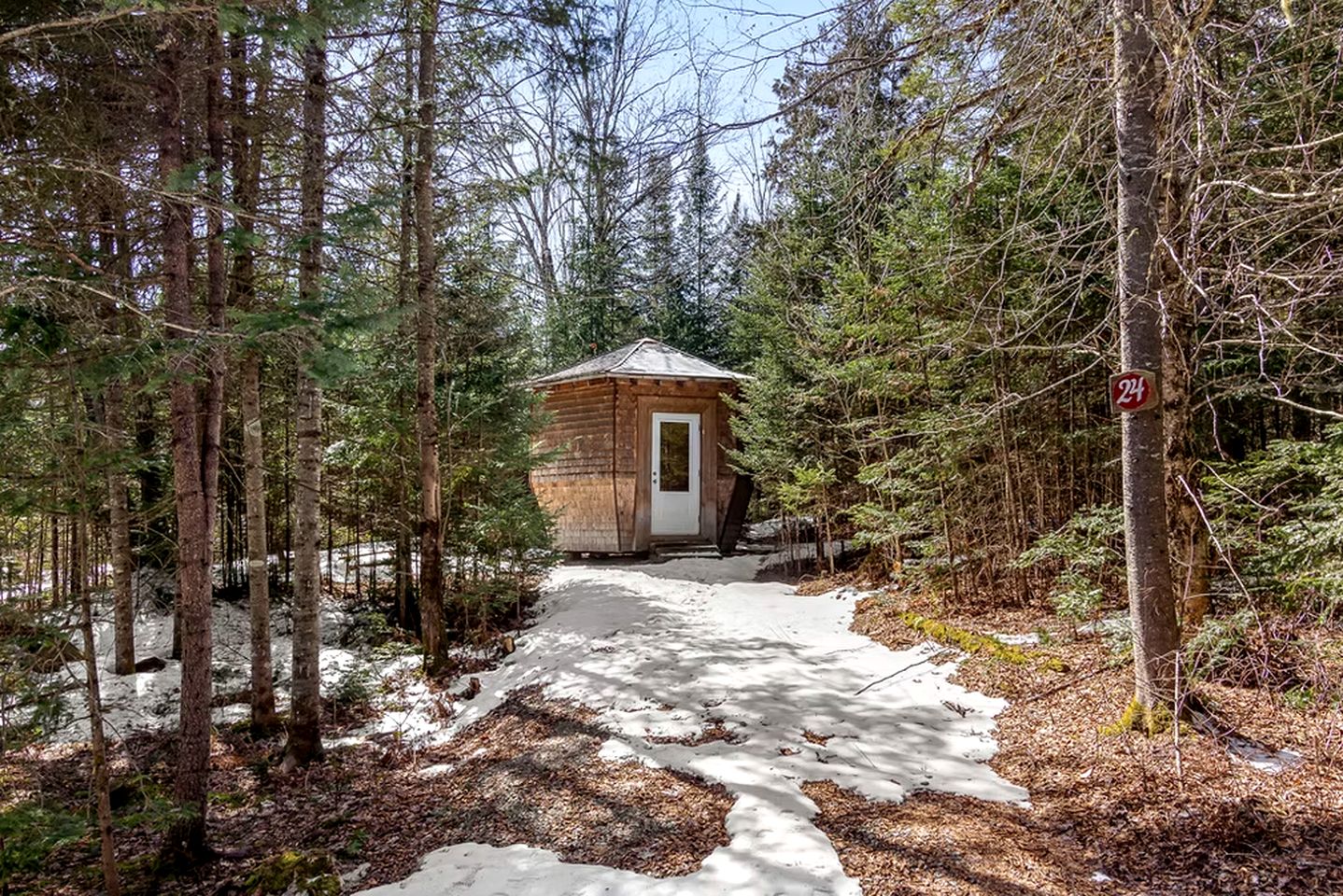 Unique Hexagonal Pod Surrounded by Nature for a Relaxing Escape near Lac Green, Quebec