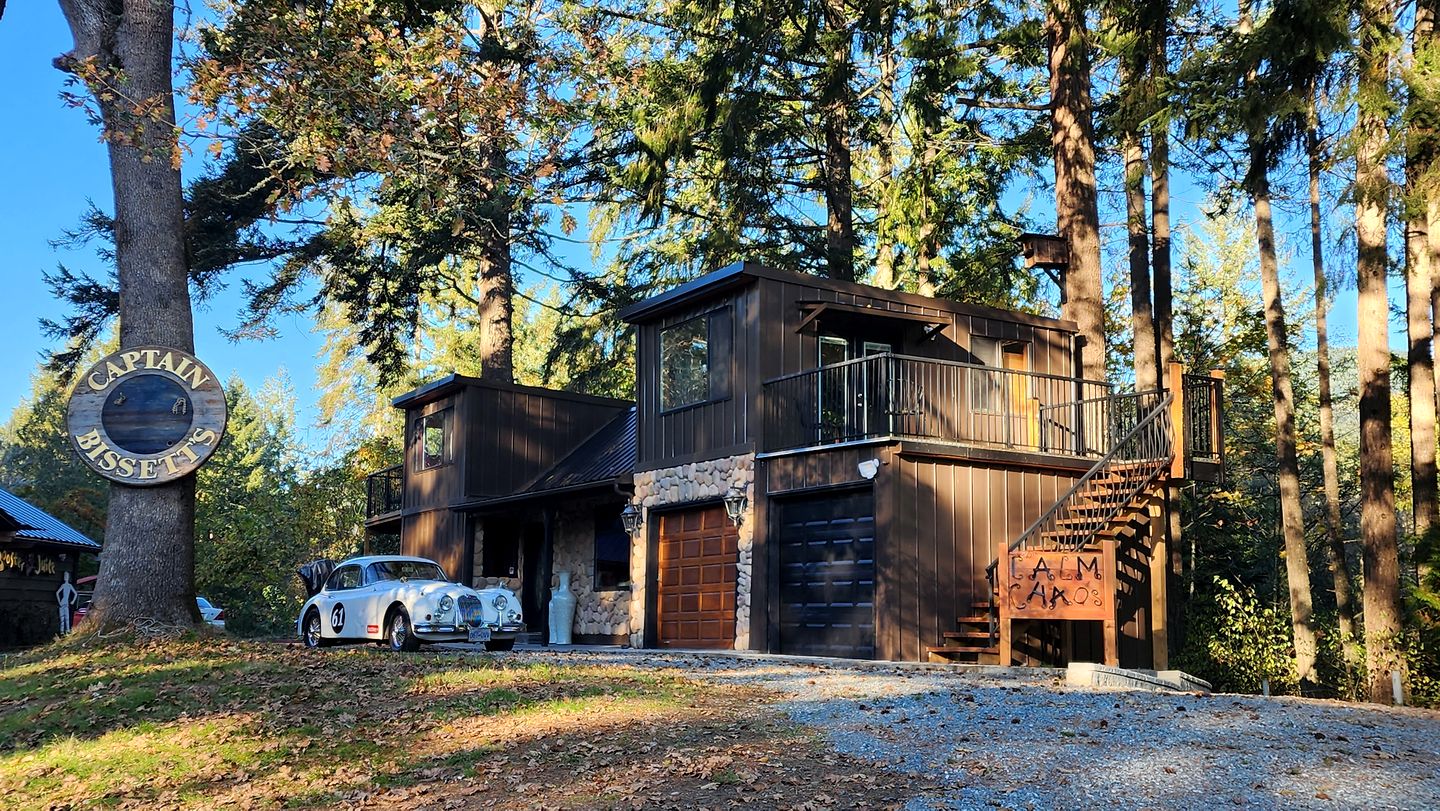 Beautiful Unique Vacation Rental with Incredible Outdoor Space Including Hot Tub, Outdoor Kitchen, and Forest Views in Duncan, British Columbia