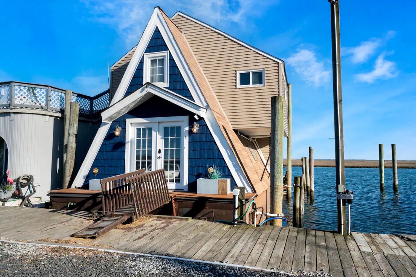 Unique Cozy A-Frame Houseboat Close to Jones Beach for an Unforgettable Coastal Getaway in Seaford, New York