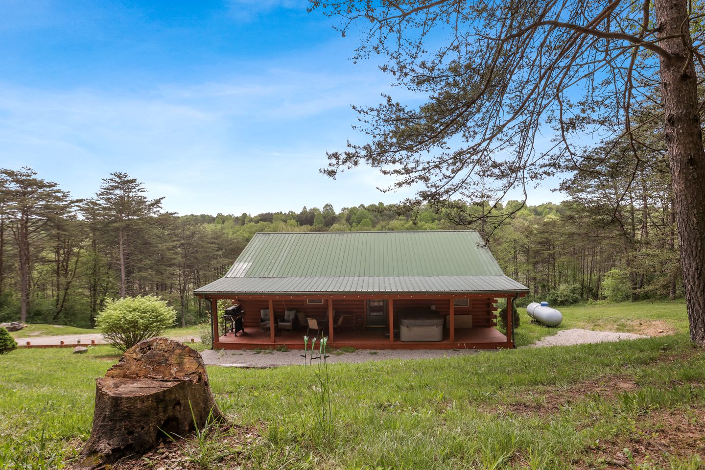 Serene and Secluded Log Cabin with Private Hot Tub in Hocking Hills, Perfect for a Family Glamping Retreat in Southeastern Ohio