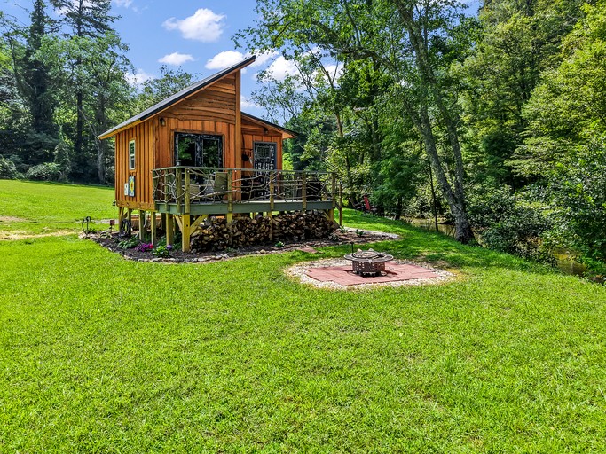 Cabins (United States of America, Hillsville, Virginia)