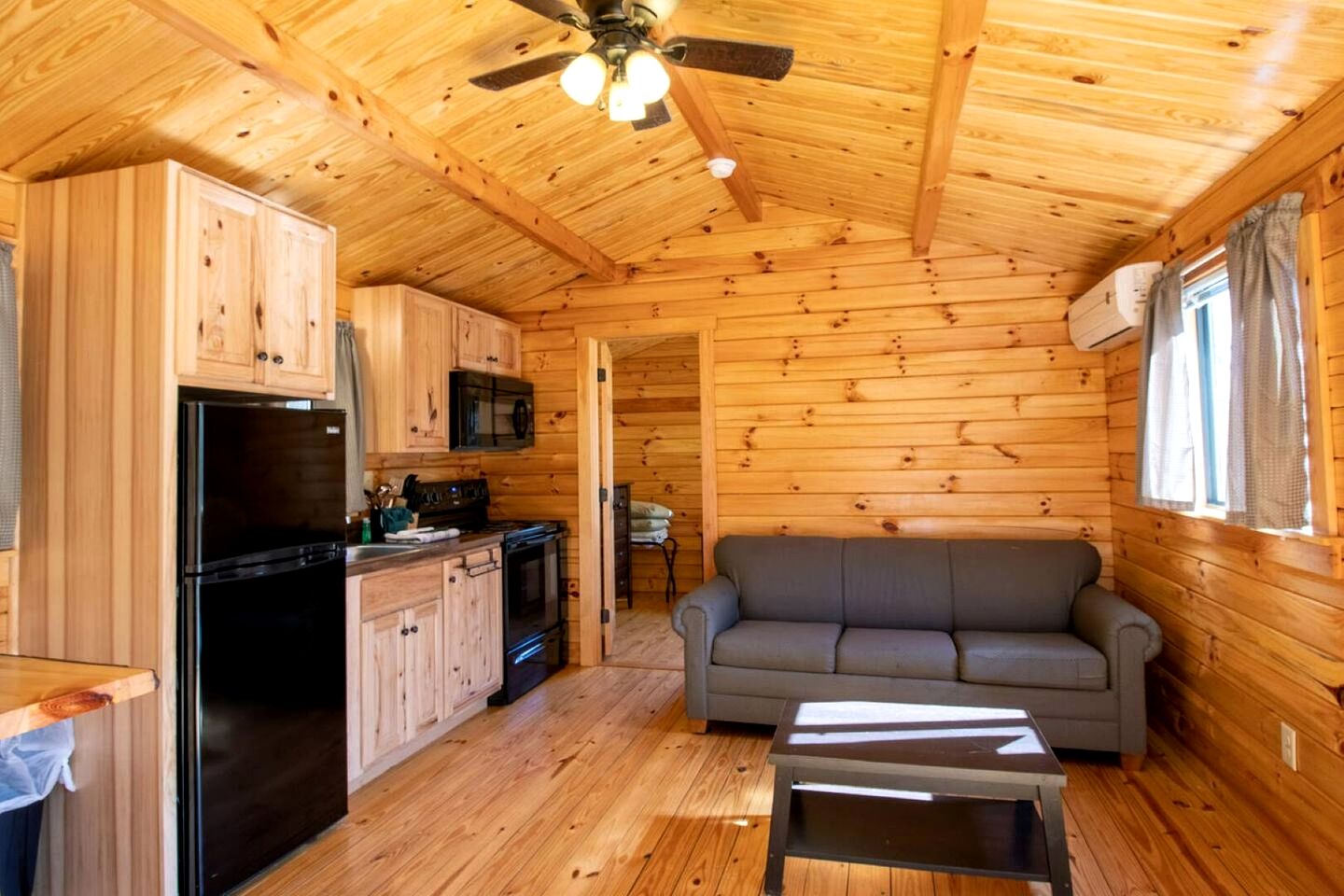 Cozy Cabin with Hot Tub and Beautiful Views of Cool Springs Lake for an Unforgettable Experience in Virginia