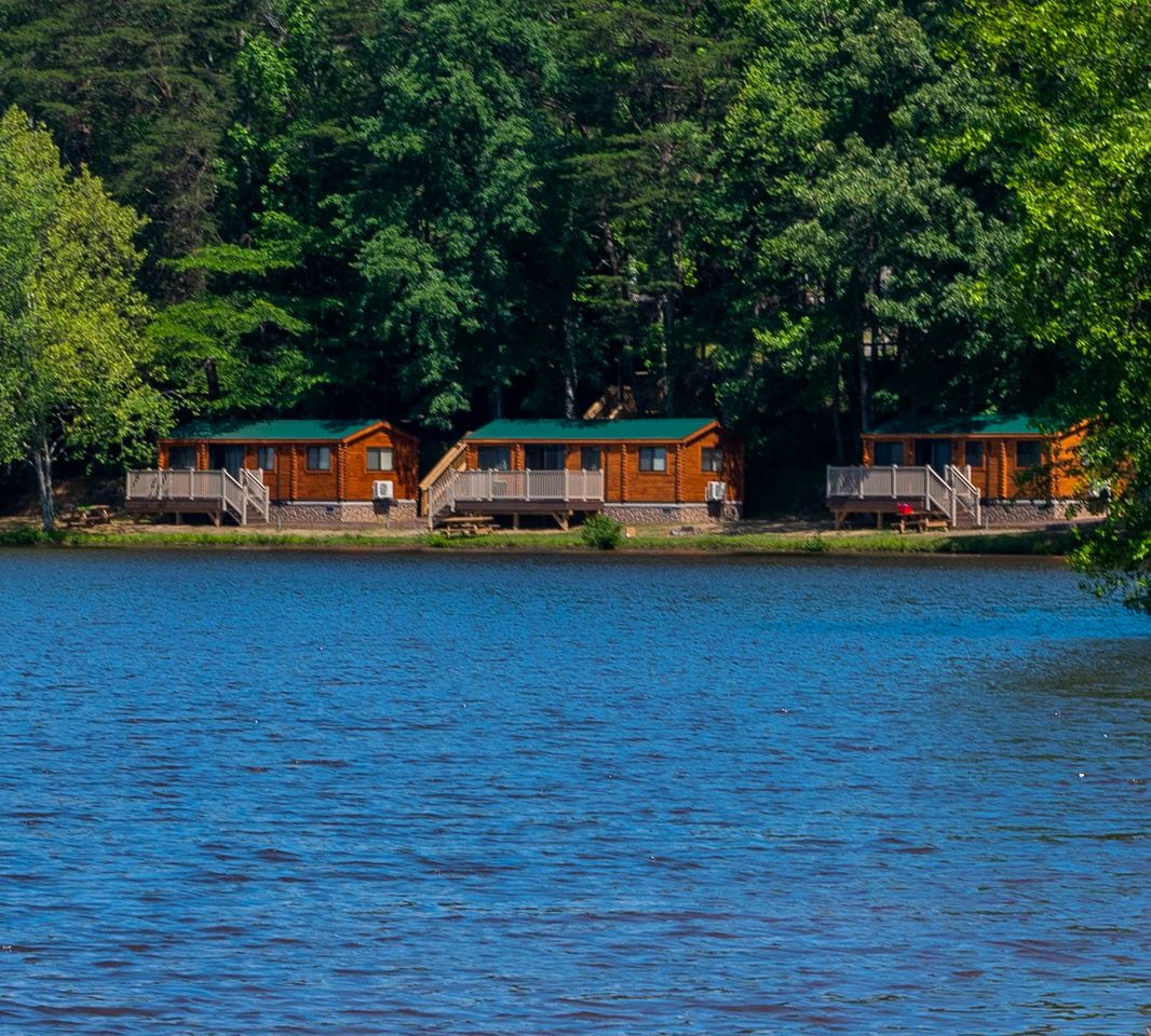 Cozy Cabin with Hot Tub and Beautiful Views of Cool Springs Lake for an Unforgettable Experience in Virginia