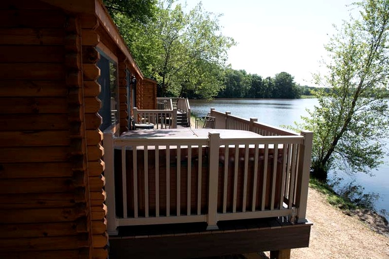 Cozy Cabin with Hot Tub and Beautiful Views of Cool Springs Lake for an Unforgettable Experience in Virginia