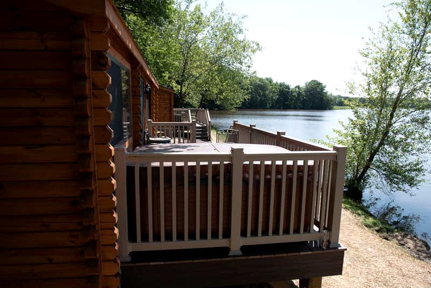 Cozy Cabin with Hot Tub and Beautiful Views of Cool Springs Lake for an Unforgettable Experience in Virginia