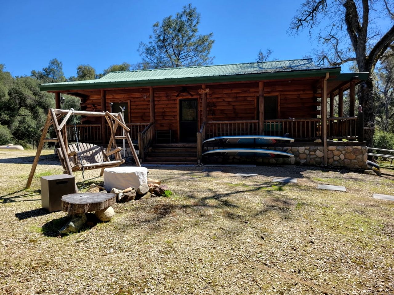 Scenic Lakefront Cabin with Private Hiking Trails near Wineries in Paso Robles, California