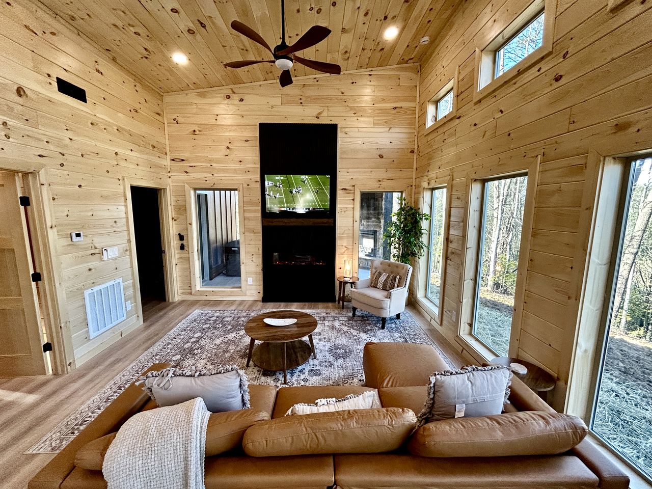 Romantic Cabin in Shady Grove Area of the Smoky Mountains: A Perfect One-Level Retreat for Couples