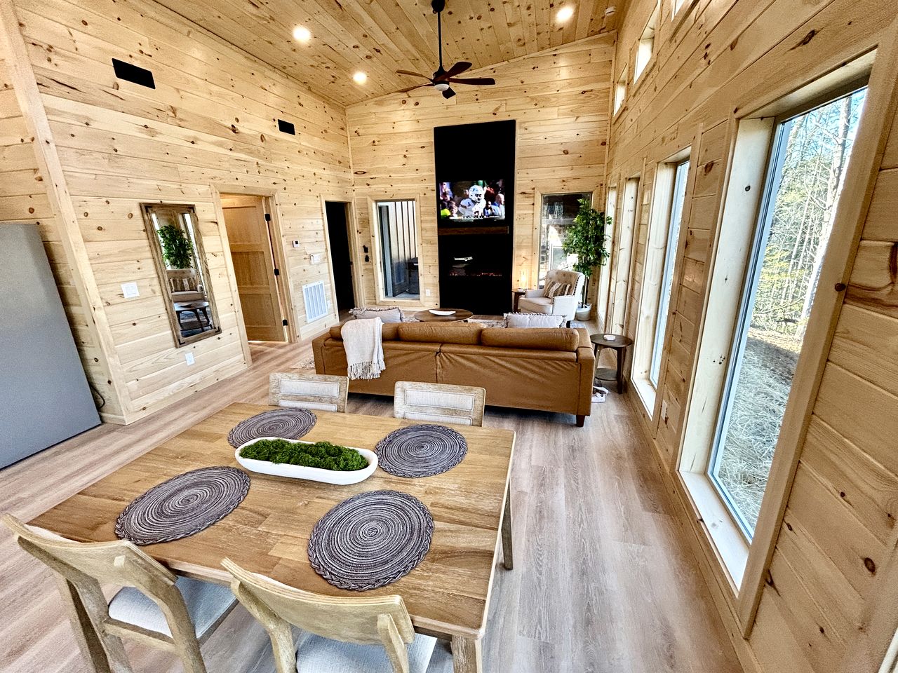 Romantic Cabin in Shady Grove Area of the Smoky Mountains: A Perfect One-Level Retreat for Couples