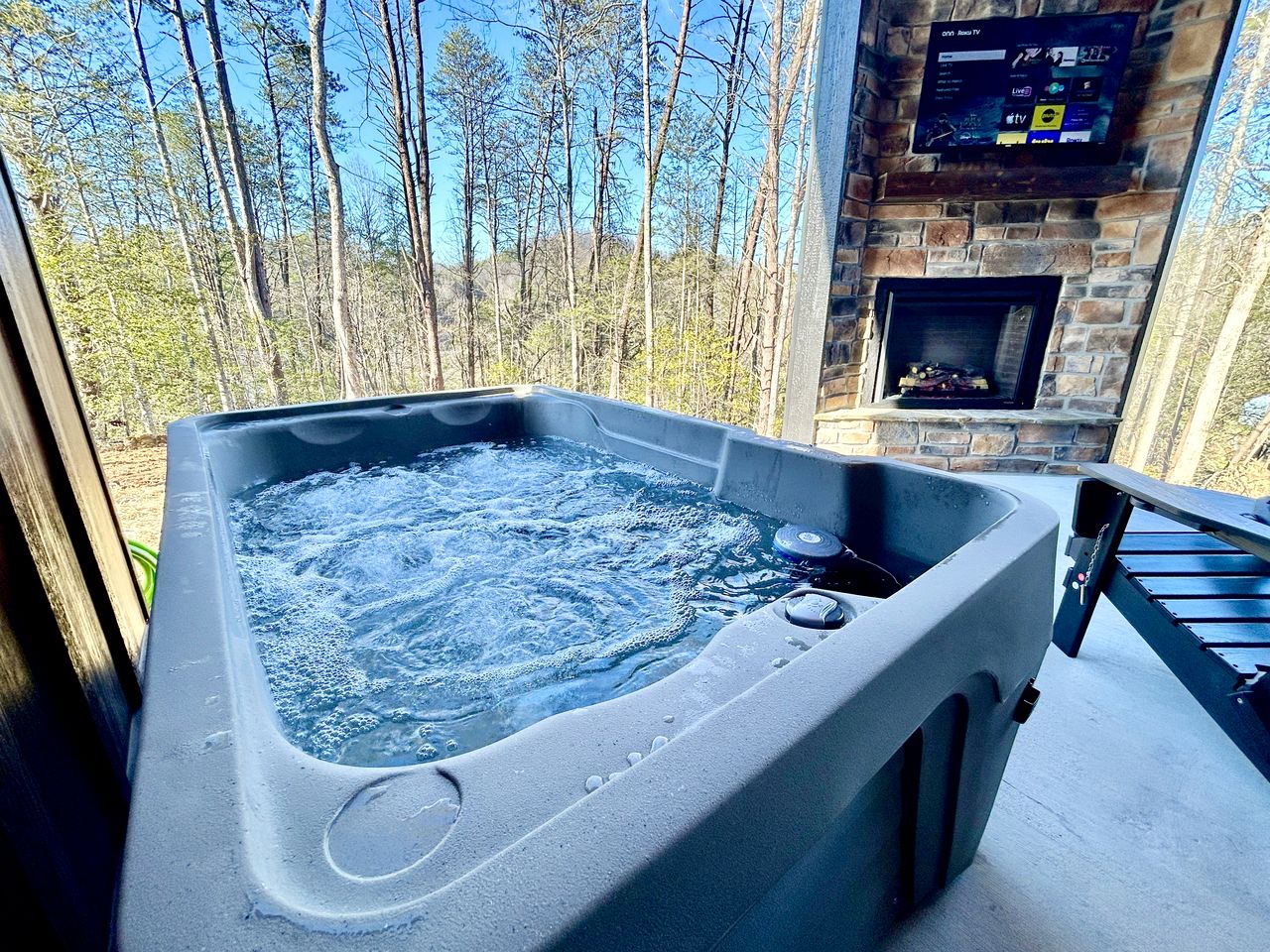 Romantic Cabin in Shady Grove Area of the Smoky Mountains: A Perfect One-Level Retreat for Couples