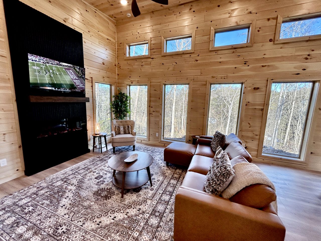 Romantic Cabin in Shady Grove Area of the Smoky Mountains: A Perfect One-Level Retreat for Couples