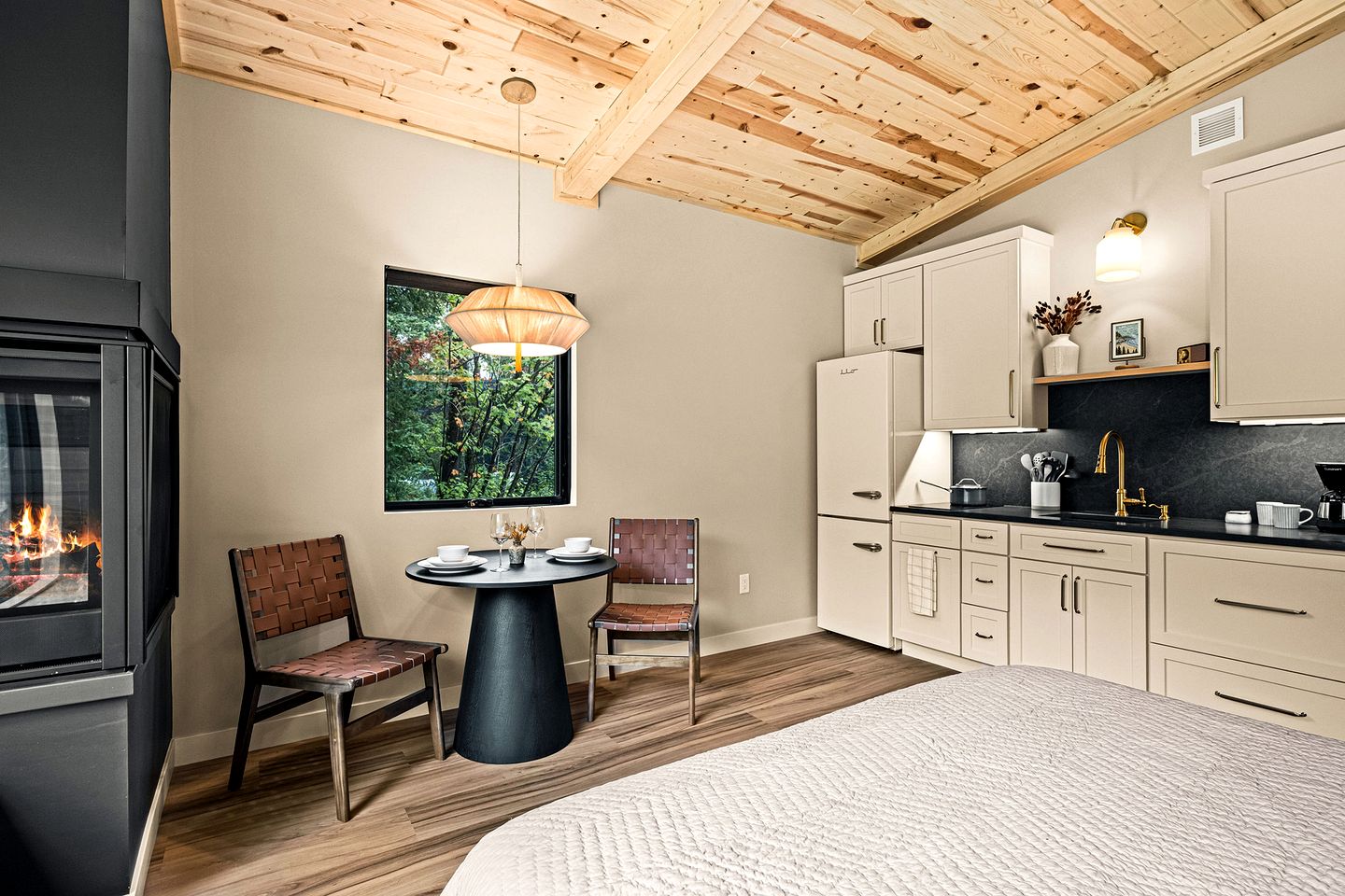 Gorgeous Cabin with Private Sauna for a Romantic Glamping Getaway in Duluth, Minnesota