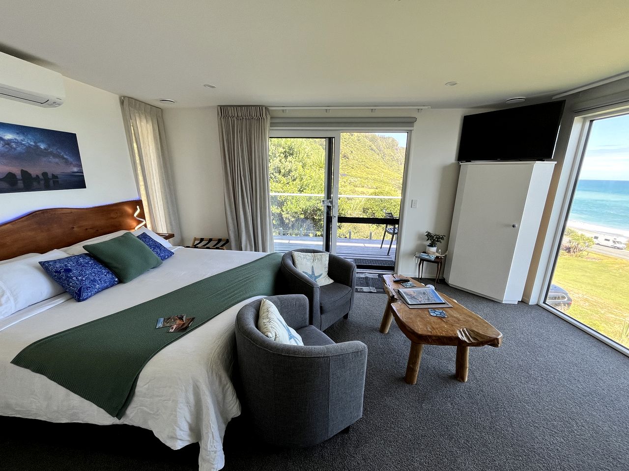 Seaside Sanctuary with Panoramic Ocean Views & Stunning Sunsets in Barrytown, New Zealand