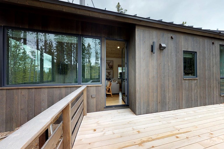 Cozy Lakeside Cabin Escape with Scenic Views Near Big Bear Lake, California