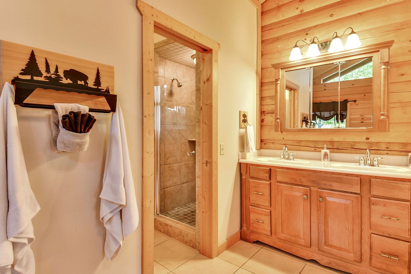 Luxury Vacation Rental with a Hot Tub for Rent in Clyde, North Carolina