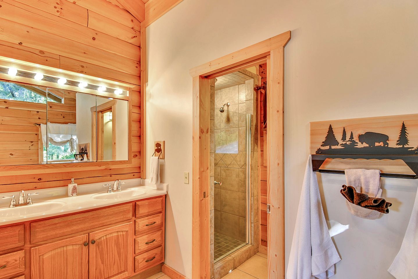 Luxury Vacation Rental with a Hot Tub for Rent in Clyde, North Carolina