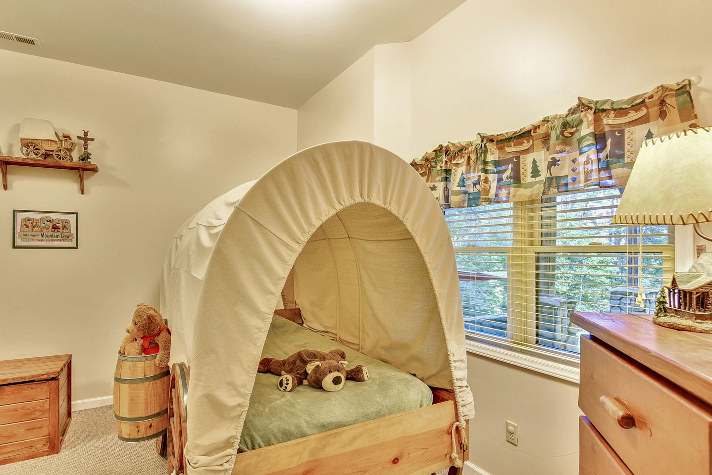 Luxury Vacation Rental with a Hot Tub for Rent in Clyde, North Carolina