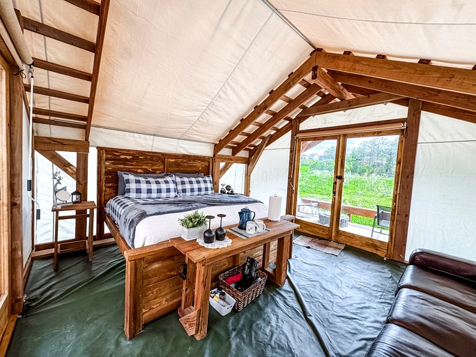Safari Tents (United States of America, Monument, Colorado)