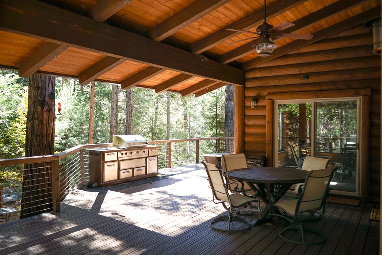 Stunning Log Cabin Retreat for Forest Glamping Escapes in Idyllwide, California